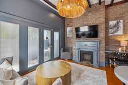 Beautiful Renovated Apartment One Block from King! - Image 2