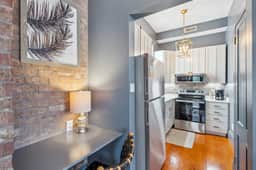 Beautiful Renovated Apartment One Block from King! - Image 4
