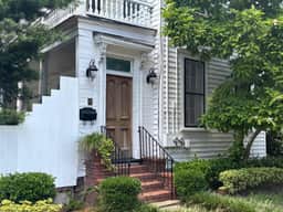 Quaint Victorian Apartment in Downtown Charleston - Image 2