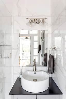 Beautiful Suite with Parking in Downtown Charleston - Image 5