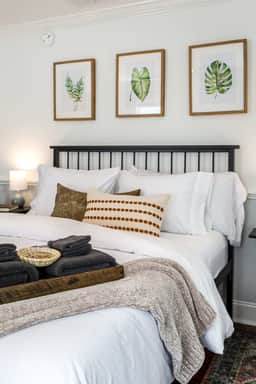 Charming Downtown 1 BR Suite - Image 2