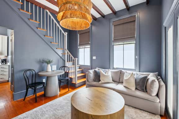 Beautiful Renovated Apartment One Block from King! - Image 1