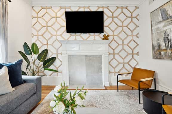 Downtown 3 Bedroom with Tons of Natural Light - Image 1
