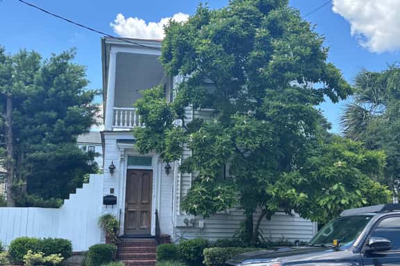 Quaint Victorian Apartment in Downtown Charleston - Image 1