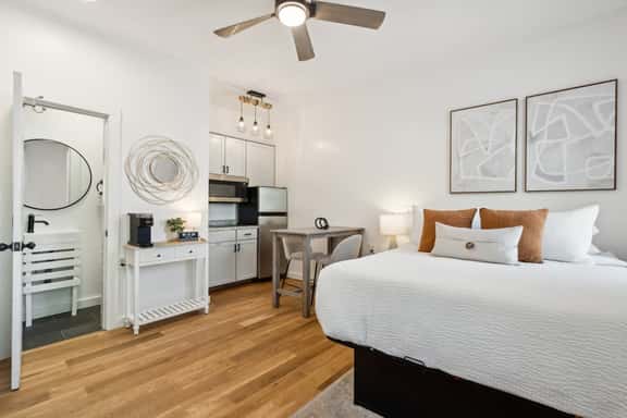 Cozy Studio in the Center of Downtown Charleston! - Image 1
