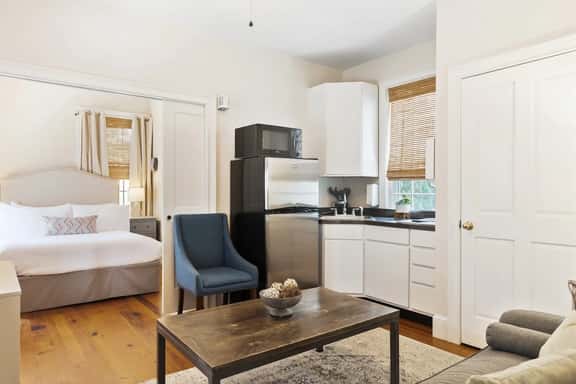 Bright & Secluded Apartment with Pool Access - Image 1