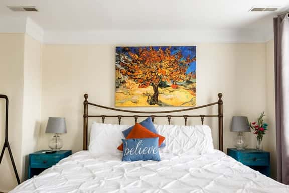 Beautiful Suite with Parking in Downtown Charleston - Image 1