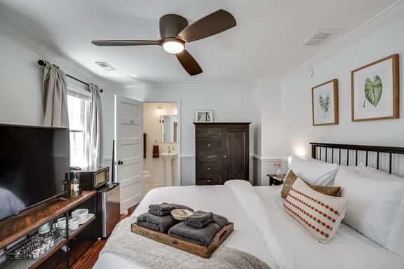 Charming Downtown 1 BR Suite - Image 1