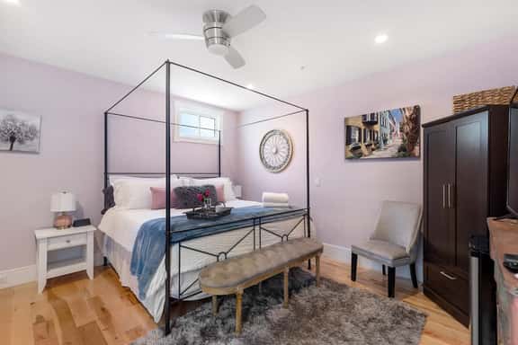Luxurious KING Suite With New HEATED POOL - Image 1