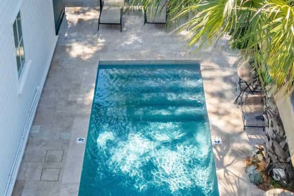Unique and Spacious Apartment with Heated Pool - Image 1