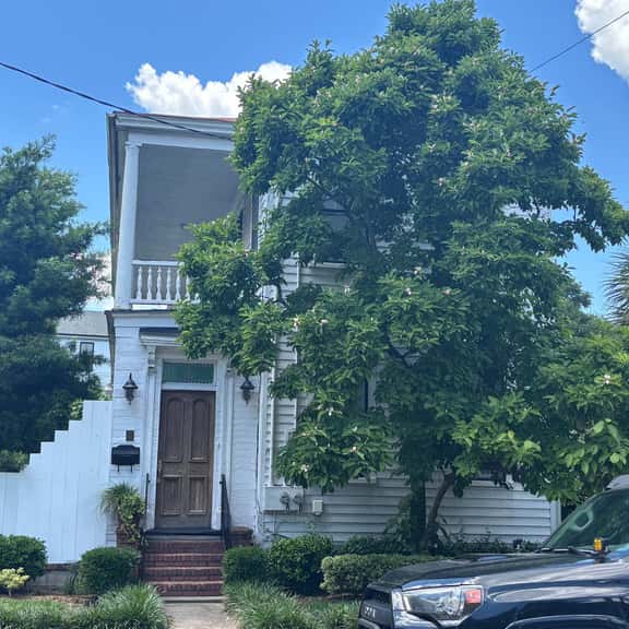 Quaint Victorian Apartment in Downtown Charleston - Image 1