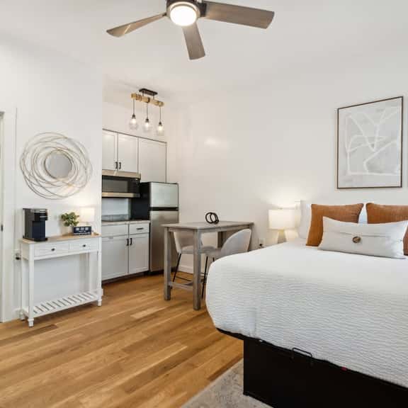 Cozy Studio in the Center of Downtown Charleston! - Image 1