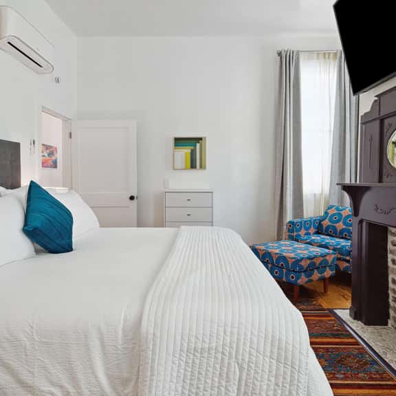 Spacious Apartment With Vibrant Style and Heated Pool - Image 1