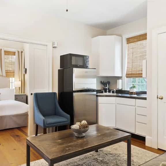 Bright & Secluded Apartment with Pool Access - Image 1