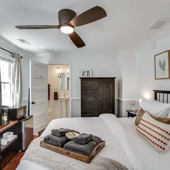 Charming Downtown 1 BR Suite - Image 1