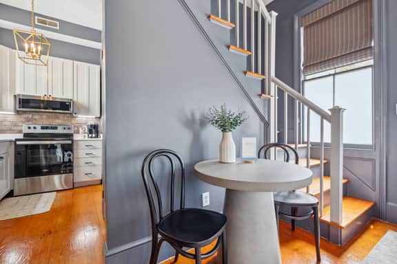 Beautiful Renovated Apartment One Block from King! - Image 3