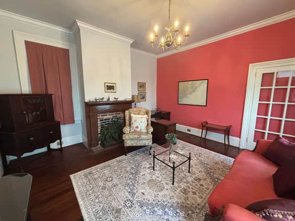 Quaint Victorian Apartment in Downtown Charleston - Image 4