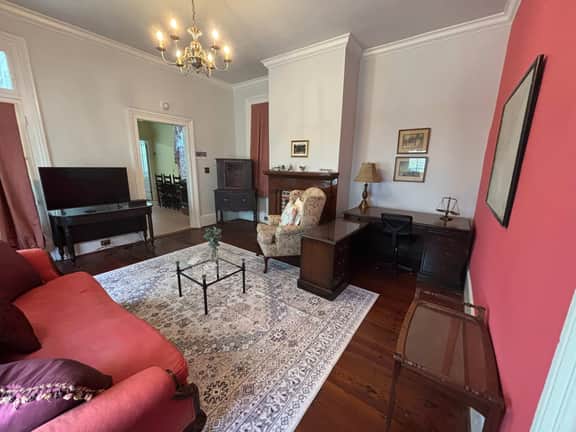 Quaint Victorian Apartment in Downtown Charleston - Image 3