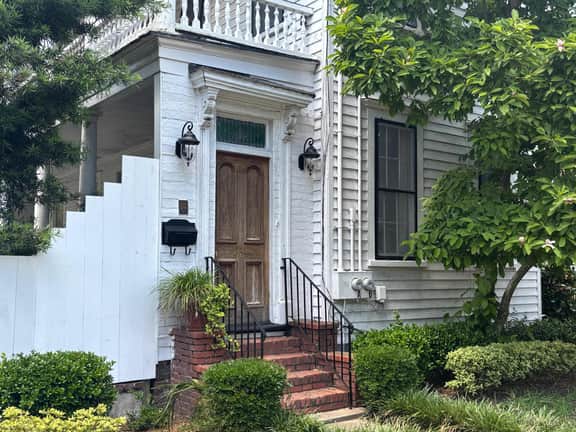 Quaint Victorian Apartment in Downtown Charleston - Image 2