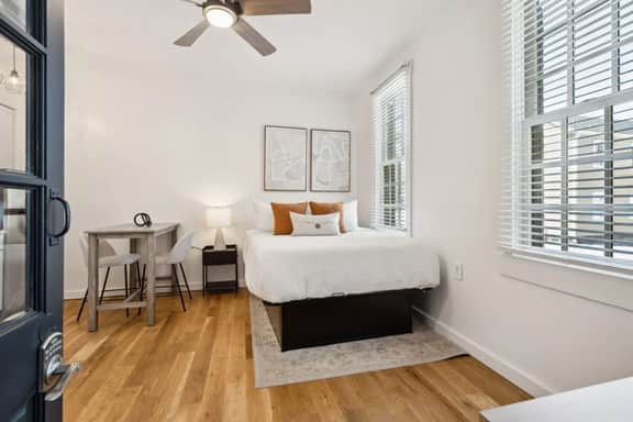 Cozy Studio in the Center of Downtown Charleston! - Image 2