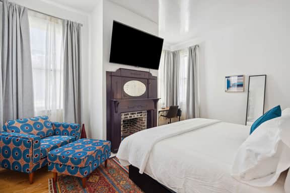 Spacious Apartment With Vibrant Style and Heated Pool - Image 2