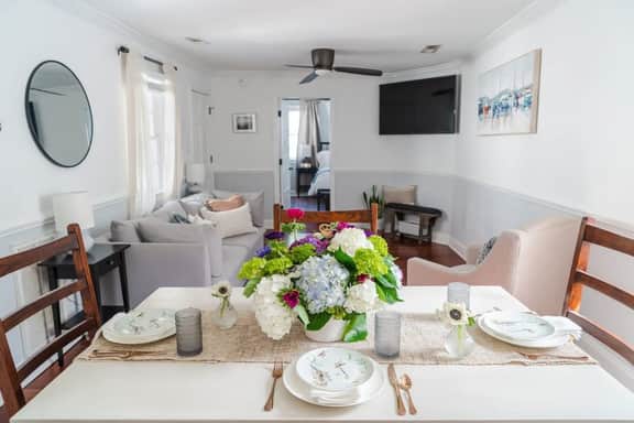 Beautifully Restored  Downtown Apartment - Image 3