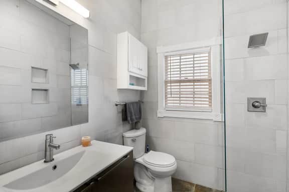 Luxurious KING Suite With New HEATED POOL - Image 4