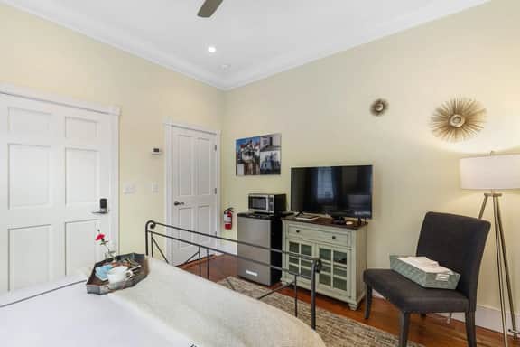 Cozy Suite in Downtown Charleston with HEATED POOL - Image 3